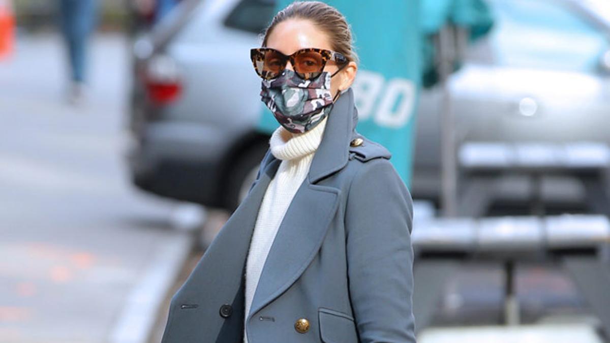 Olivia Palermo, con gafas de sol y abrigo gris, por las calles de Nueva York