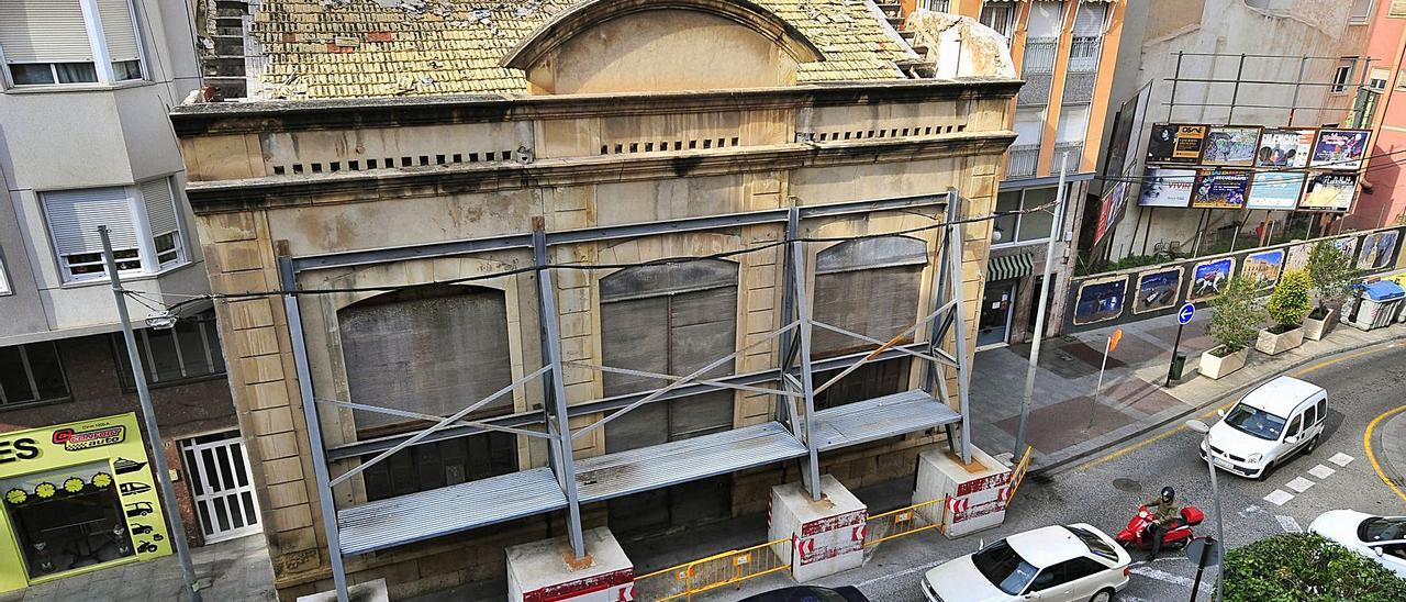 Vista general del edificio de Nuevos Riegos El Progreso, cuyas obras de demolición llevan paradas casi dos años.