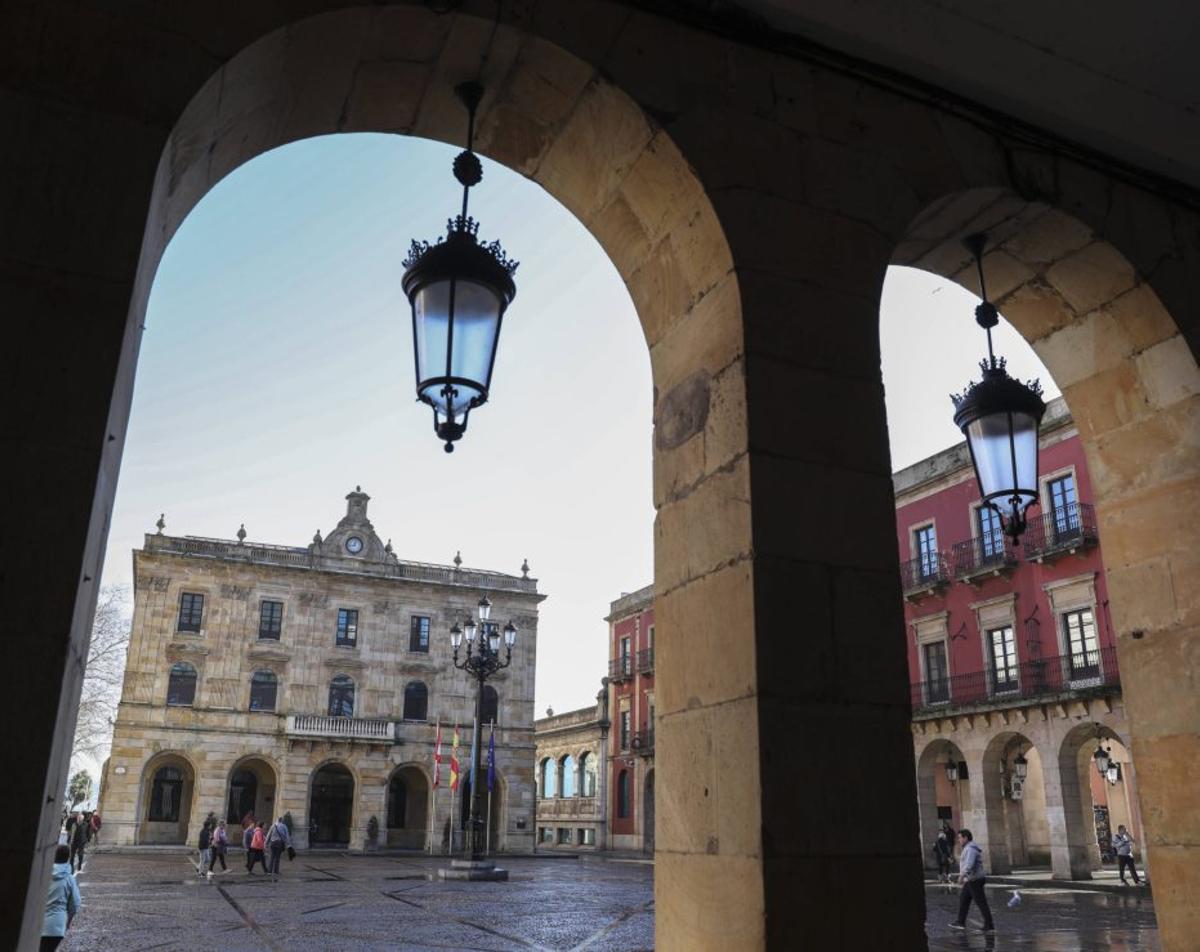 Un vista de la Casa Consistorial desde los arcos del Ayuntamiento. | PABLO SOLARES