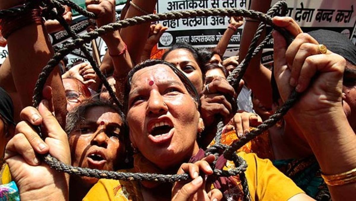 Un grup de dones es manifesten als carrers de Nova Delhi exigint al Govern l’execució d’un dels autors de l’atac al Parlament indi del 2001.