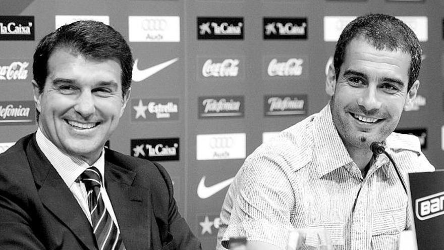 Laporta y Guardiola, sonrientes, durante una rueda de prensa