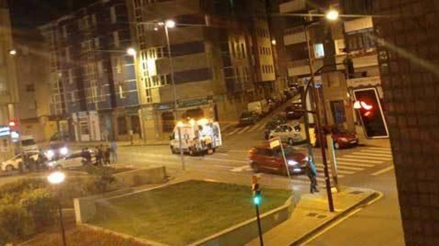 La ambulancia atiende al herido en el lugar del accidente.