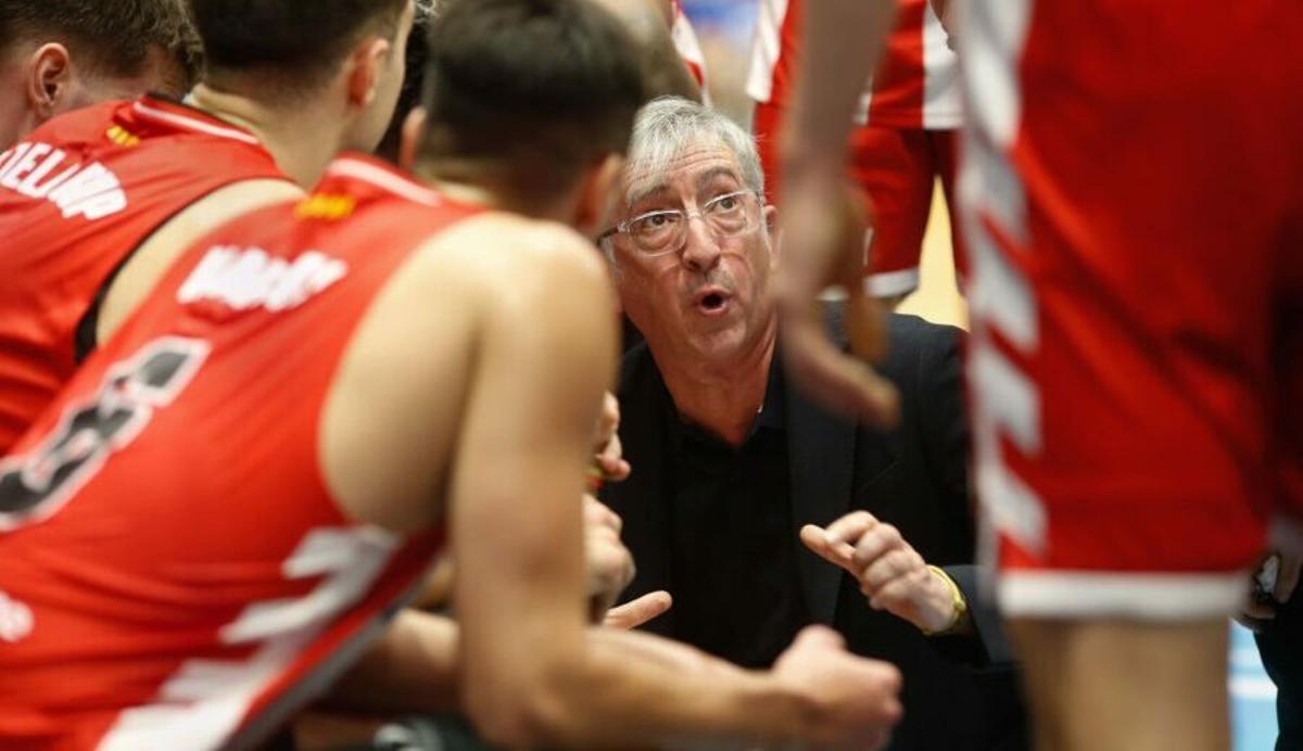Moncho Fernández, dando indicaciones a sus jugadores en un encuentro con el Bàsquet Girona
