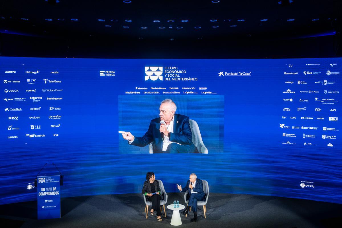 Pere Navarro, presidente ejecutivo del Consorci de la Zona Franca, durante la conversación "Industria, talento e innovación para competir desde el Mediterráneo", moderada por Natàlia Rios, jefa de economía de El Periódico y jefa de redacción de Activos, en el III Foro Económico y Social del Mediterráneo. Barcelona. 17/06/2026. Economía. AUTOR: Marc Asensio