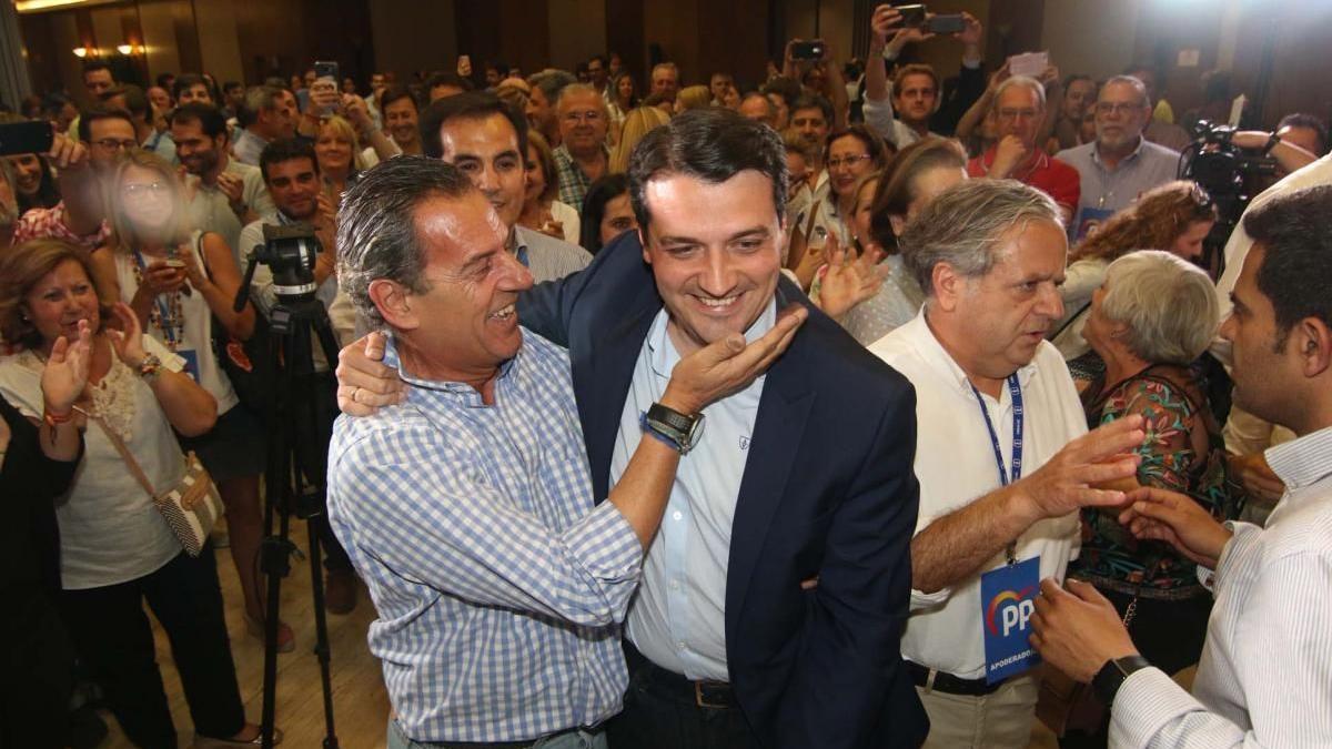 Rafael Merino felicita a José María Bellido, tras su victoria de mayo del 2019.