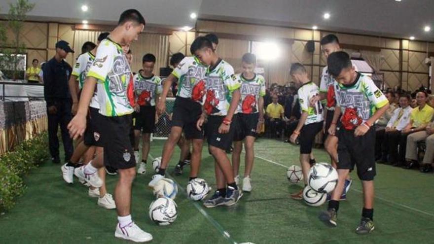 Los chicos de Tailandia reaparecen sonrientes