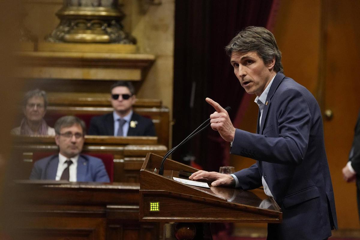 El diputado de Junts, Salvador Vergés, en el pleno de Rodalies.