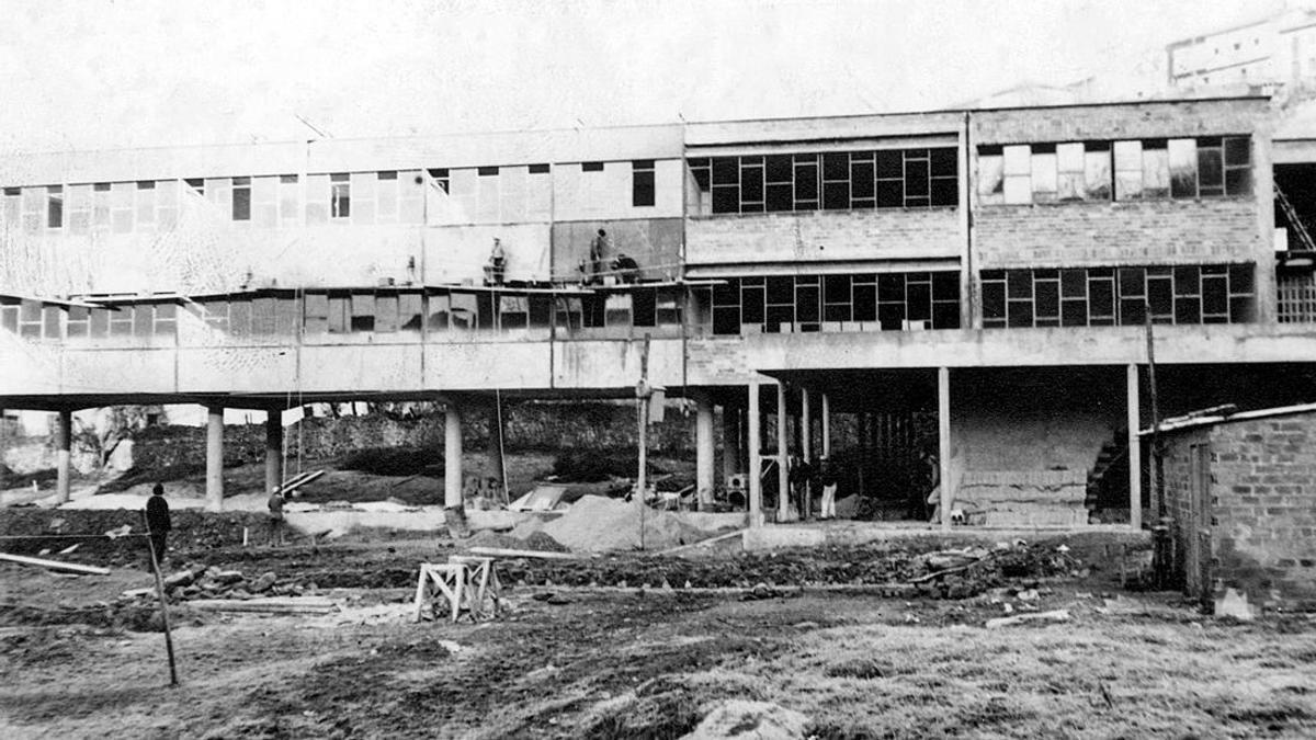 Obras de construcción del instituto de enseñanzas medias de Pola de Laviana, en 1968.