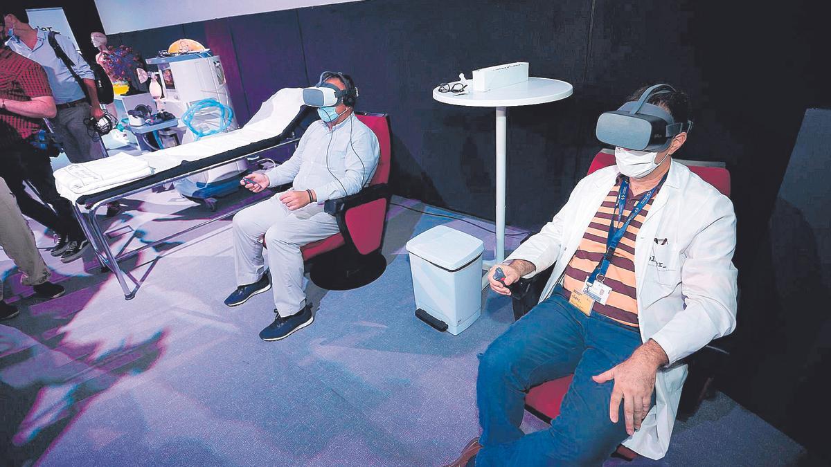 El director del Servicio Canario de la Salud, Conrado Domínguez, y el director del Museo Elder de la Ciencia y la Tecnología, José Gilberto Moreno, ayer, haciendo uso de las gafas de realidad virtual para vivir la experiencia que ofrece el proyecto ‘Respira’.