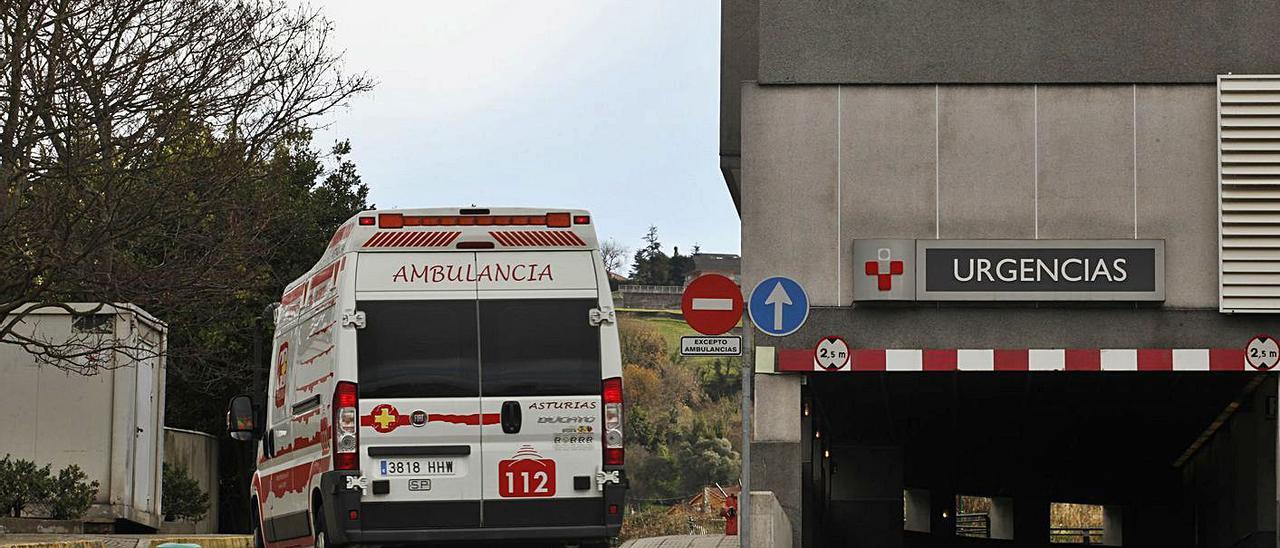 Una ambulancia entra en el Hospital de Cabueñes, en una imagen de archivo.