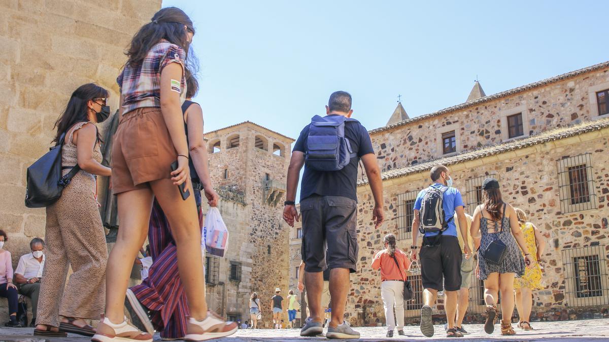 Turistas en la parte antigua de Cáceres.