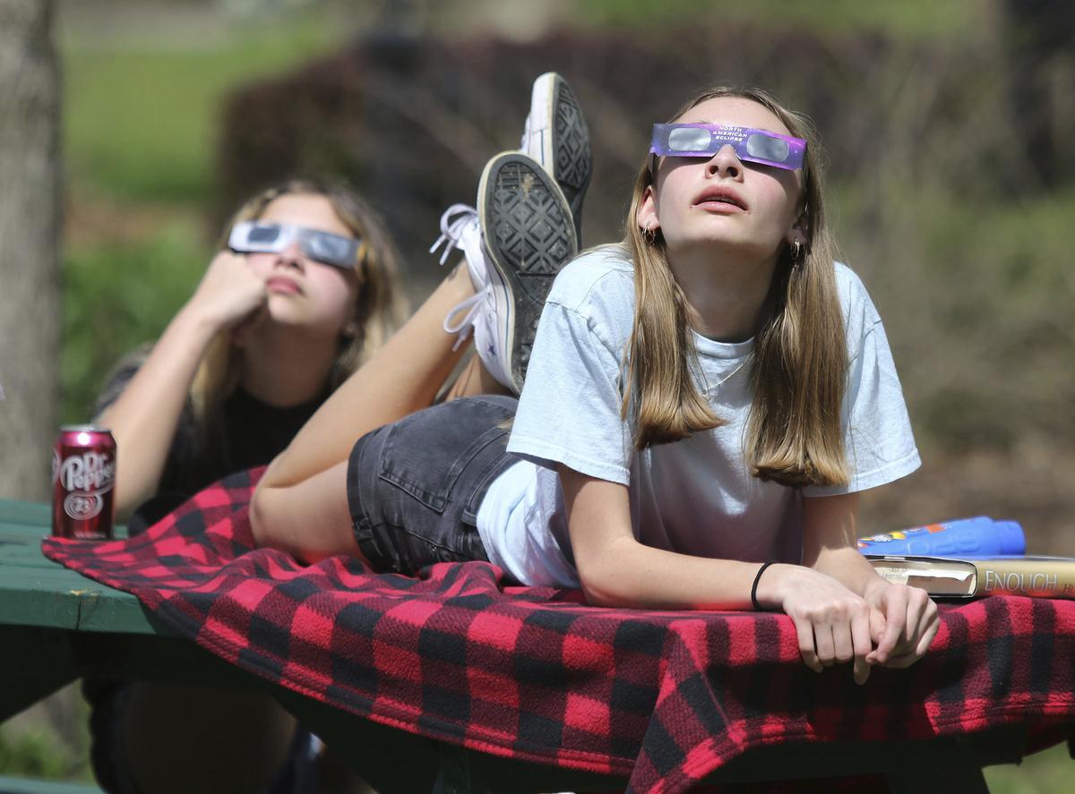 Dos adolescentes observando el eclipse total de Sol del año pasado en EE UU.