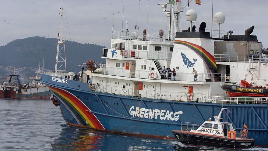 Un barco de Greenpeace en Vigo. // Cameselle