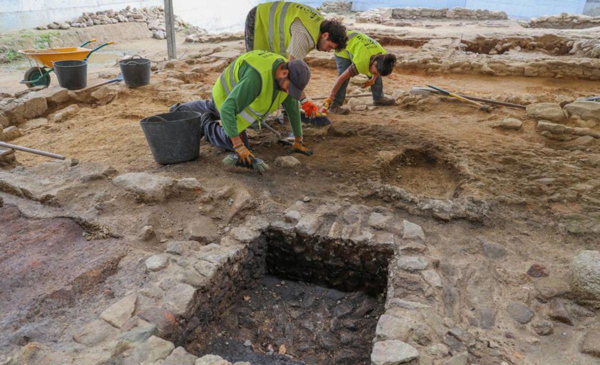 Picón ante los depósitos de la cetárea romana | Iñaki Abella