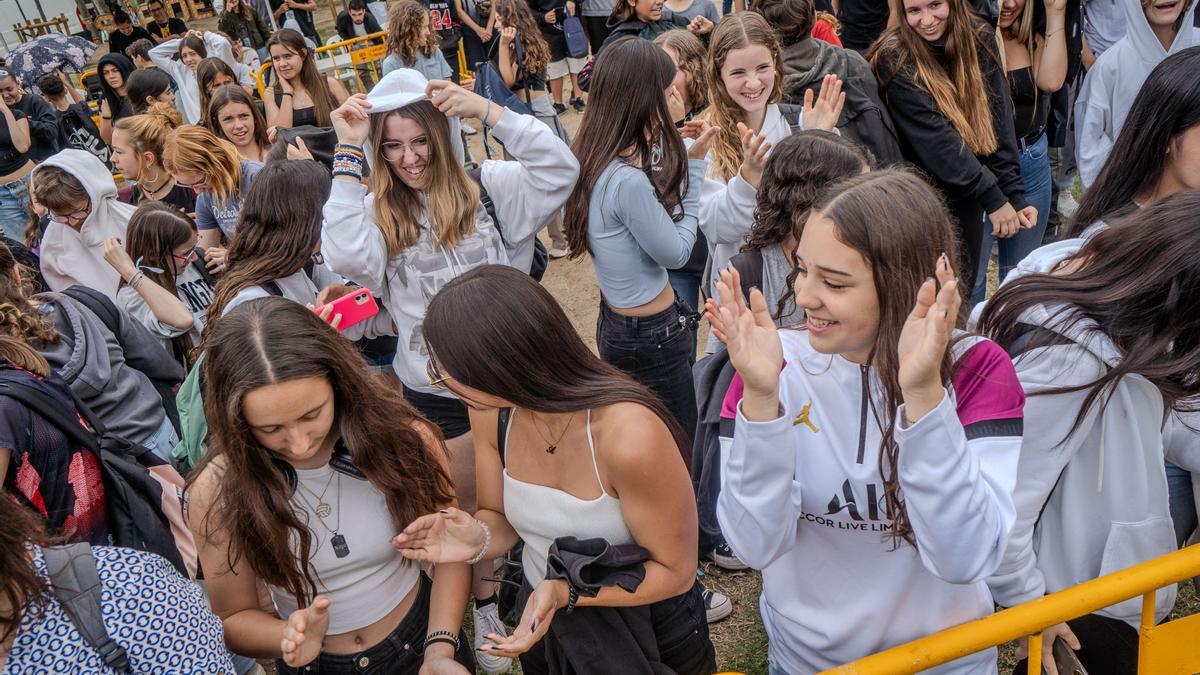 Assitents a la final del RockinFest celebrta aquest divendres al migdia, que han animat els grups participants