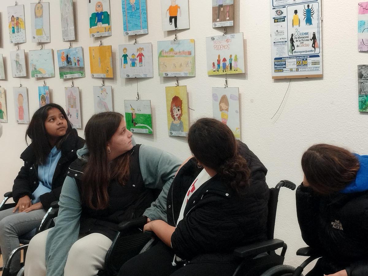 Las alumnas del instituto observan los trabajos de los concursos.