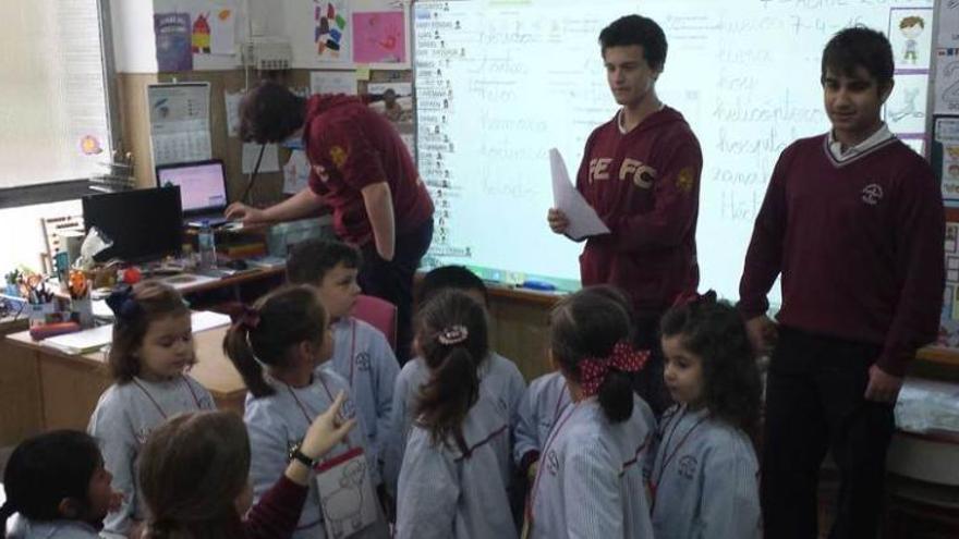 Los escolares, en la actividad de lectura celebrada en el centro.