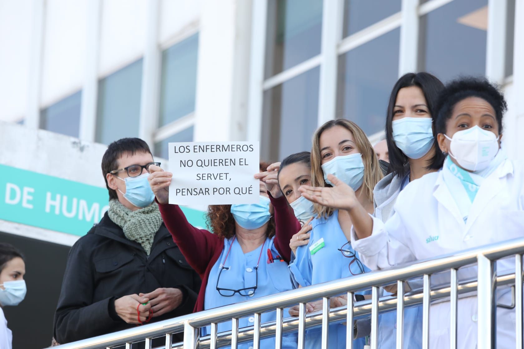 FOTOGALERÍA | Protesta enfermeros del Miguel Servet por la falta de profesionales