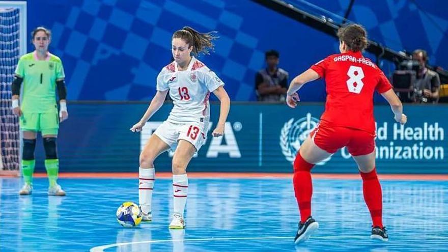 Martita controla el balón en el España-Canadá.