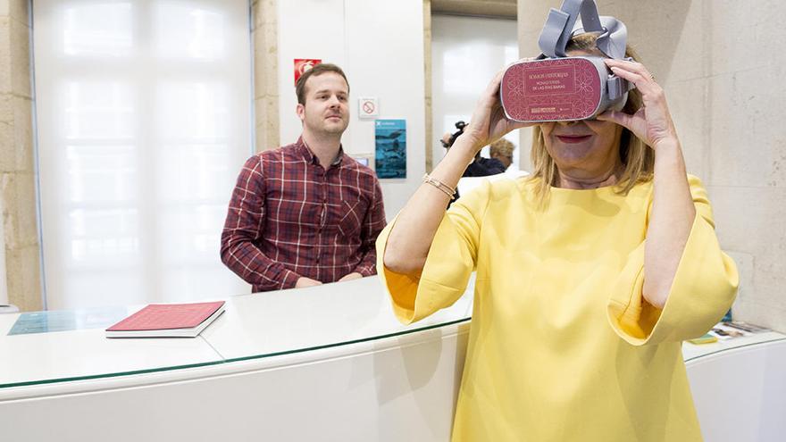 La presidenta de la Diputación, Carmela Silva, esta mañana probando las gafas de realidad virtual.