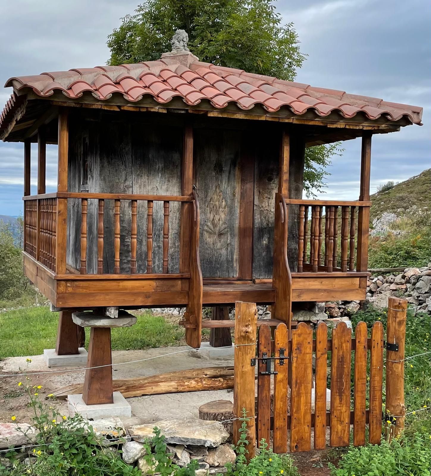 Entra en el refugio montañero de la Senra, propiedad del Grupo Montañero Moscón
