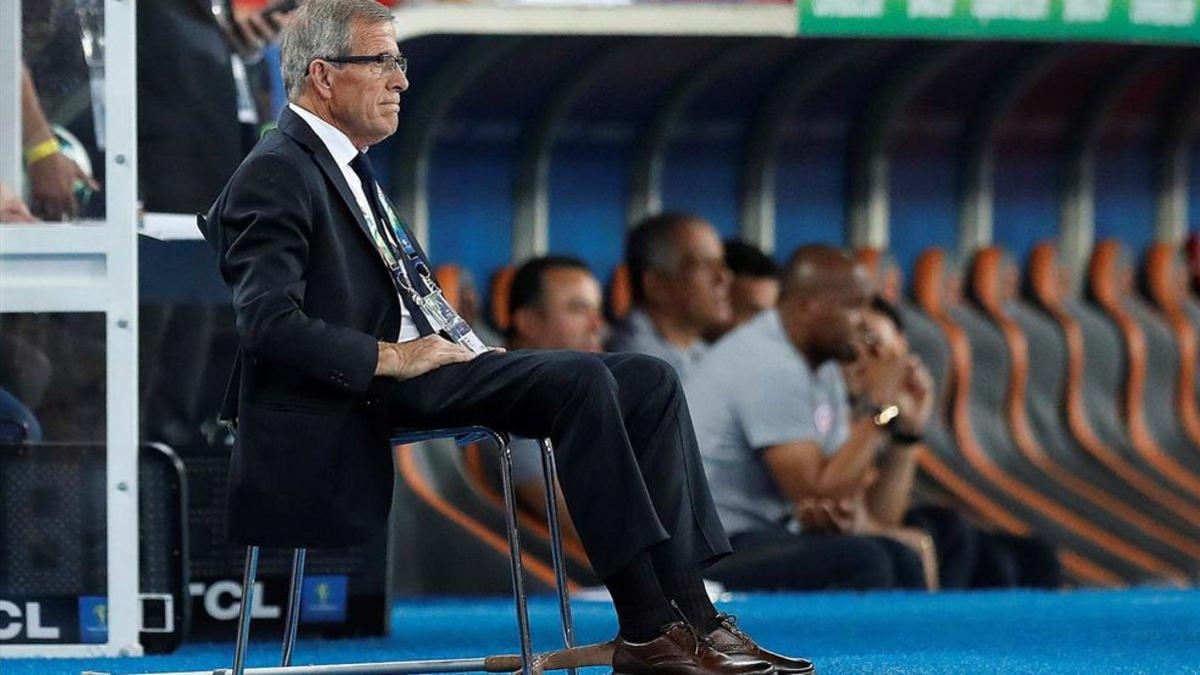 Tabárez dirige los partidos de la Copa América desde un asiento que le permite mayor movilidad