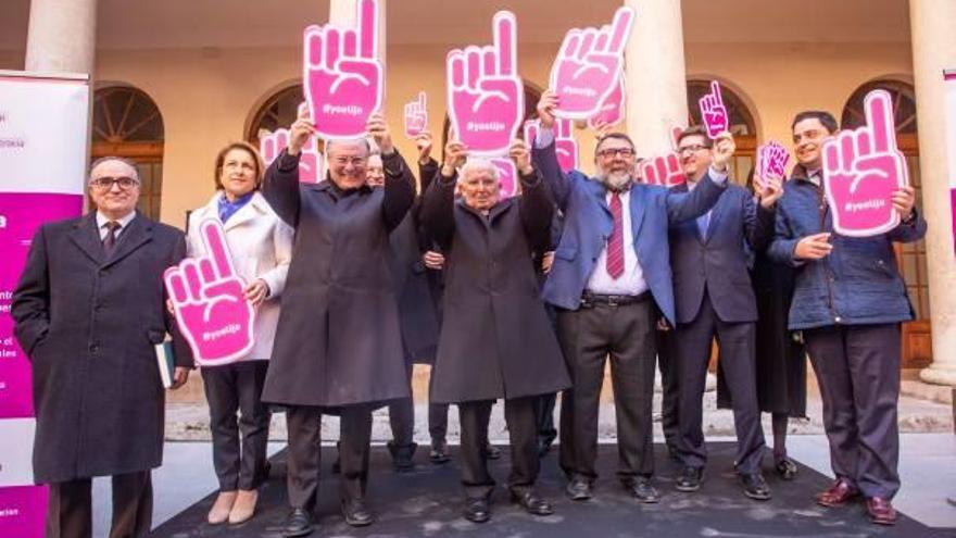 El arzobispo Cañizares y representantes de universidades privadas y colegios concertados, con el símbolo de la campaña «Yo elijo».