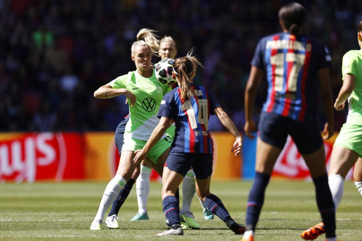 Eindhoven (Netherlands), 03/06/2023.- Jill Roord (L) of VfL Wolfsburg and Aitana Bonmati of FC Barcelona in action during the UEFA Women’s Champions League Final between FC Barcelona and VfL Wolfsburg in Eindhoven, Netherlands, 03 June 2023. (Liga de Campeones, Países Bajos; Holanda) EFE/EPA/MAURICE VAN STEEN