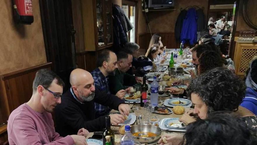 Comensales degustando la fabada en un restaurante de La Felguera en la jornada de ayer.