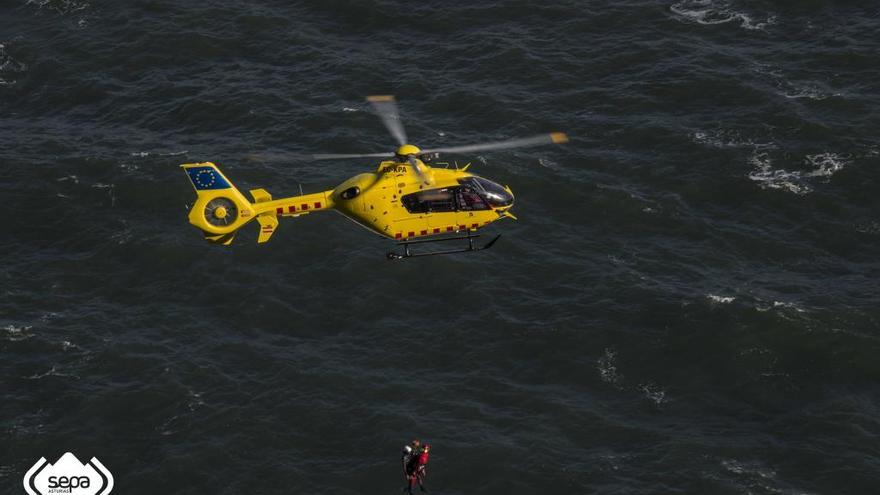 Rescatan a dos perceberos atrapados en la costa de Ribadesella