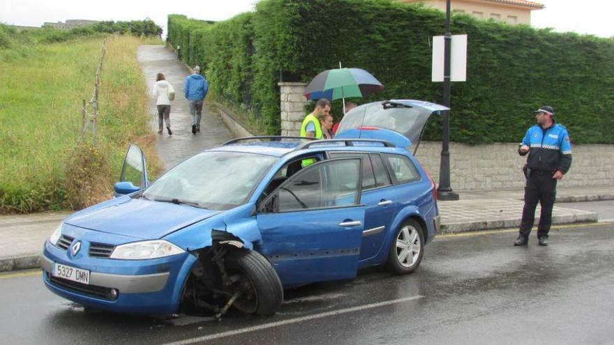 Aparatoso accidente en la avenida de las Gaviotas de Llanes