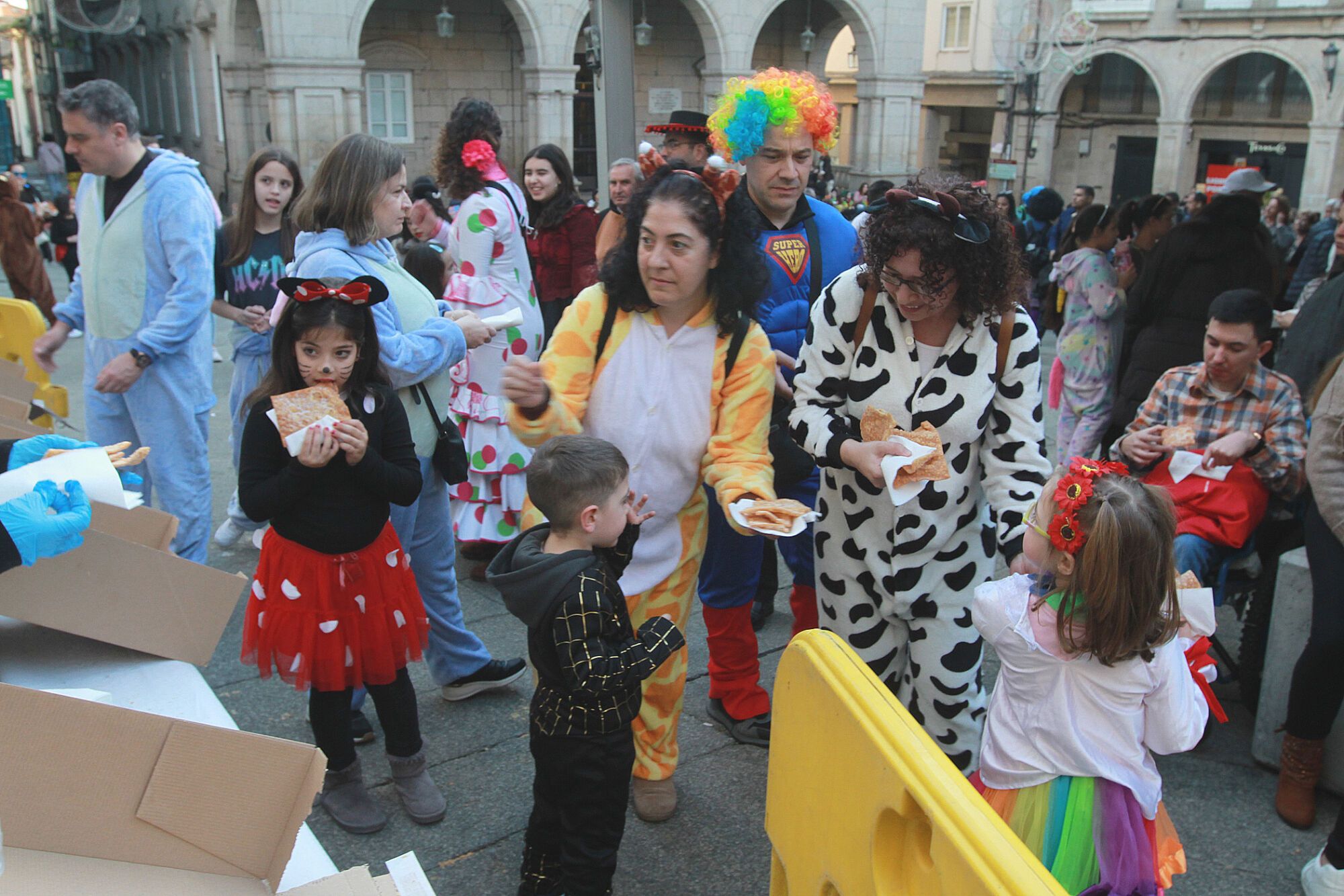 Los comentarios en tono jocoso sobre la actualidad, las referencias políticas y las intrusiones no fueron impedimento para celebrar la tradicional Voda da Pita