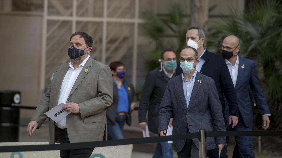 Oriol Junqueras junto a los exconsellers, en una salida de la cárcel.