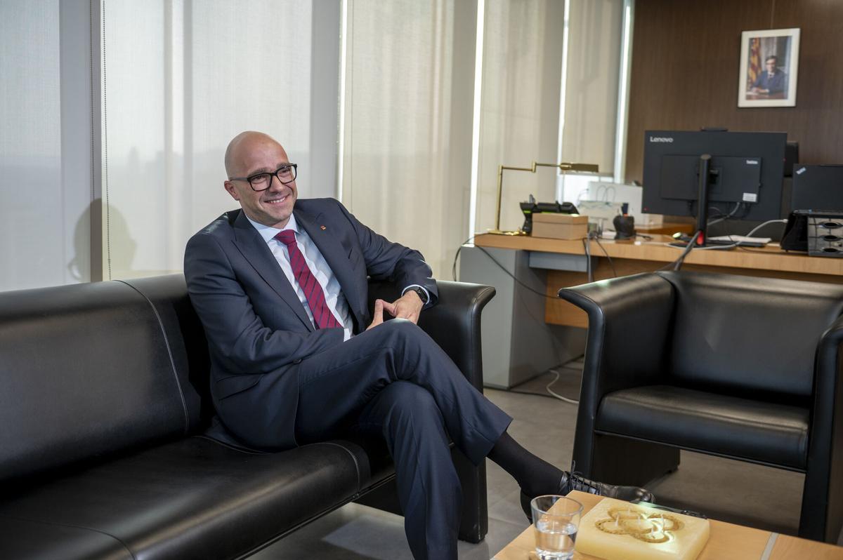 Barcelona 21.07.2026. Política. El nuevo Secretari General del Departament de Drets Socials i Inclusió de la Generalitat de Catalunya, Raúl Moreno, fotografiado en su despacho de la Conselleria. Fotografía de Jordi Cotrina