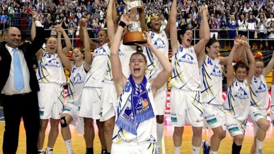 Las jugadoras del Perfumerías Avenida celebran el título obtenido ayer en Arganda del Rey.