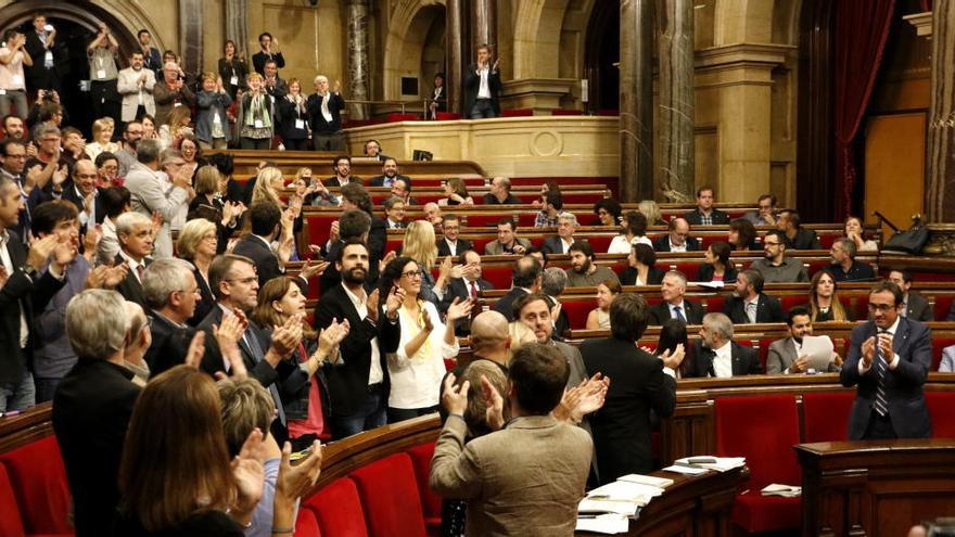 Els diputats de JxSí i la CUP, el Govern i el públic, aplaudeixen l&#039;aprovació de la proposta sobre el referèndum