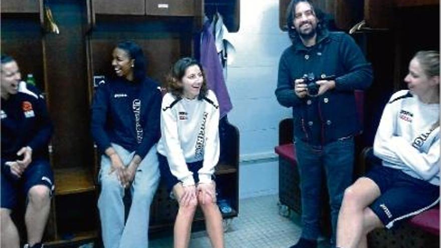 Carbó, Monroe, Jordana i Beld, amb un somrient Isaki Lacuesta, al vestidor de l&#039;Uni durant el rodatge.