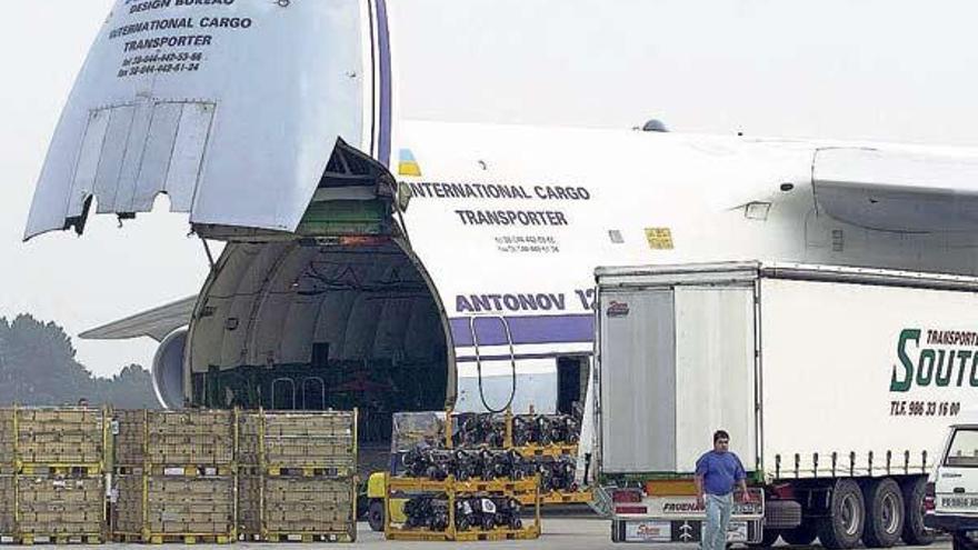 Un avión Antonov descarga mercancía en el aeropuerto de Vigo.  // Ricardo Grobas