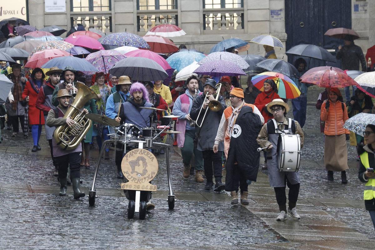 A comparsa de Maruxas e Coralias enche Compostela de cor