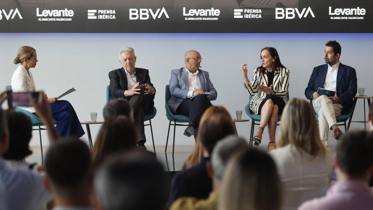 Silvia Tomás, directora de Relaciones Institucionales de Prensa Ibérica en València; Vicent Botti, catedrático y director científico de ValgrAI; Juan José Cortés, director general de Innovación de la Generalitat Valenciana; Nuria Lloret, catedrática de la Universitat Politècnica de València y presidenta de AECTA, y Diego Quintanilla, responsable de Proyectos de IA de BBVA en España.