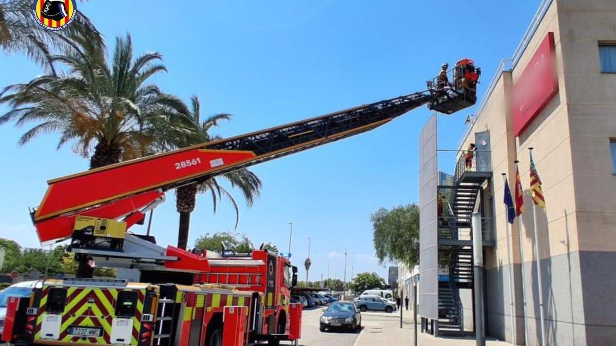 Los bomberos, durante el rescate en Almussafes.