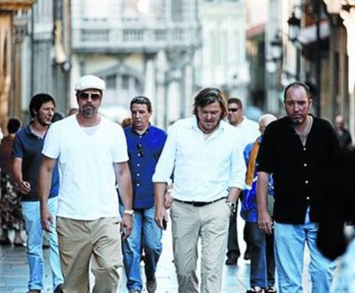 Pitt, ahir a Avilés, amb el director del Centre Niemeyer, Natalio Grueso (dreta), i un altre acompanyant (centre).