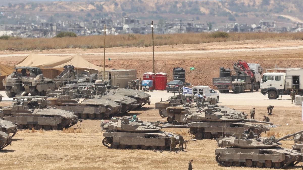 Vehículos militares israelíes se reúnen en un lugar no revelado cerca de la frontera de Gaza.