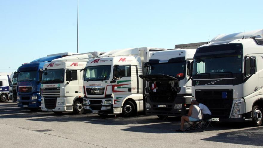 Camions aturats en un dels aparcaments de la Jonquera, en una imatge d&#039;arxiu