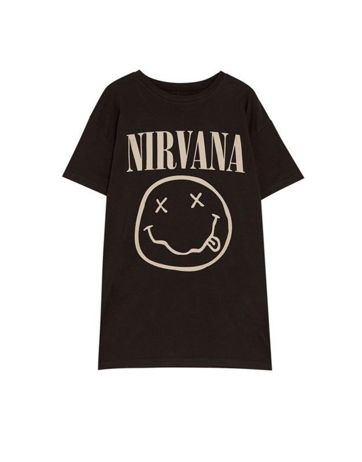 Camiseta negra de Nirvana de Pull&amp;Bear. (Precio: 15, 99 euros)