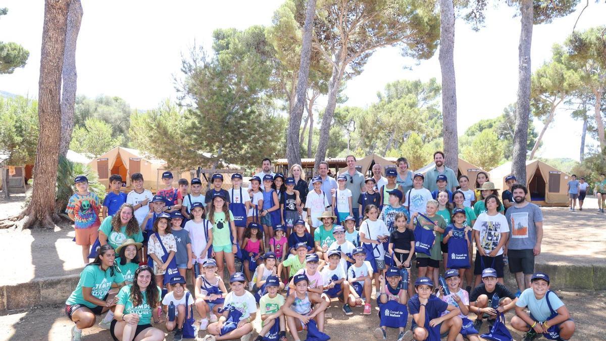 Las autoridades del Consell han visitado los campamentos de la Victòria.