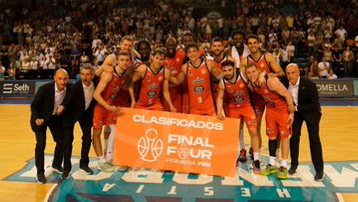 Jou (5) celebrant amb la resta de l'equip la classificació per a la Final four per a l'ascens