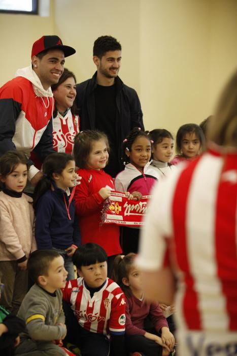 Visita de jugadores del Sporting al colegio Gloria Fuertes de Gijón