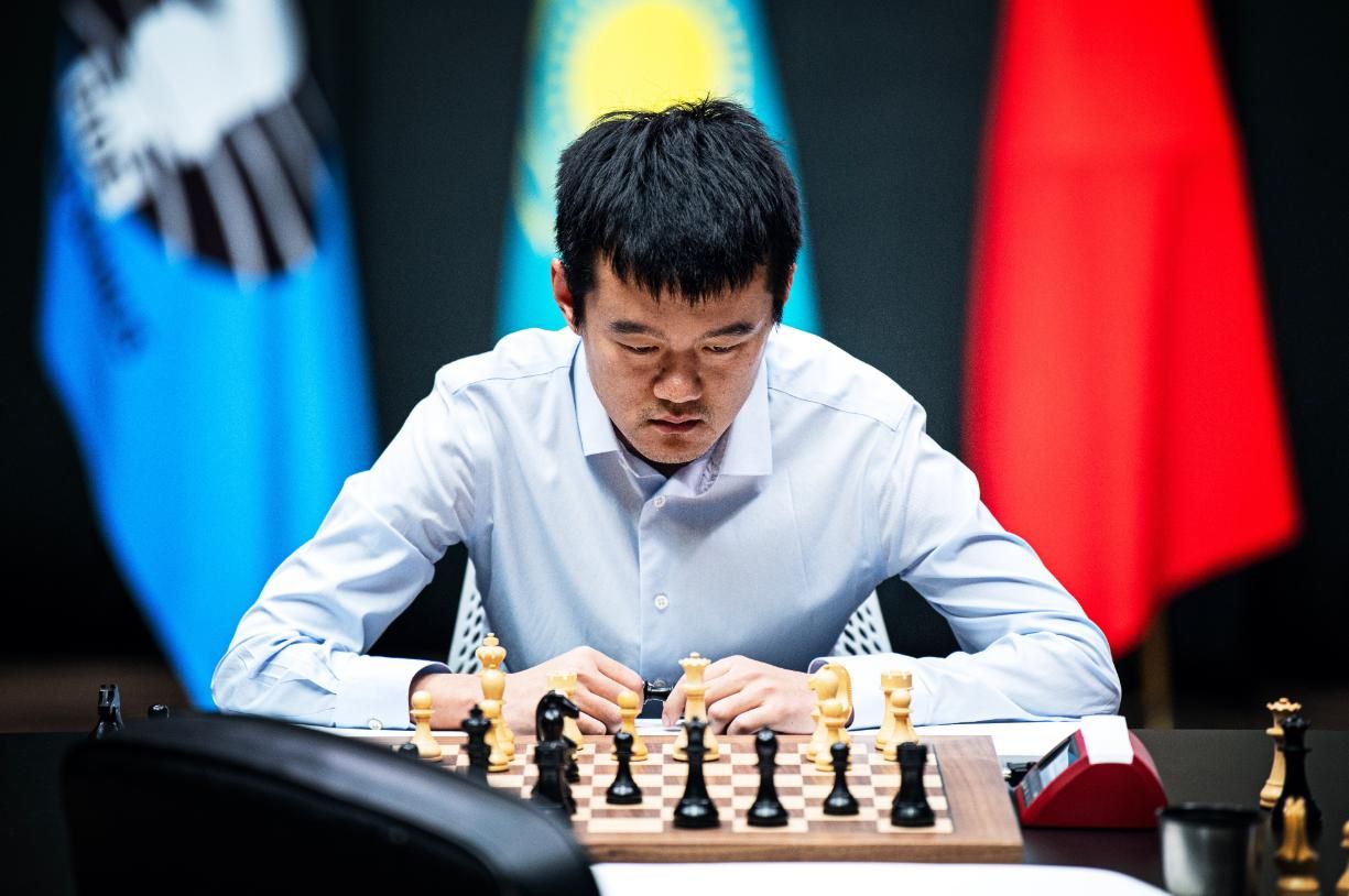 Ding Liren, durante una partida del Mundial contra Nepomniachtchi.