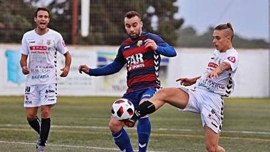 Una jugada del partido entre los dos conjuntos el pasado noviembre en Santa  Eulària. | vicent marí